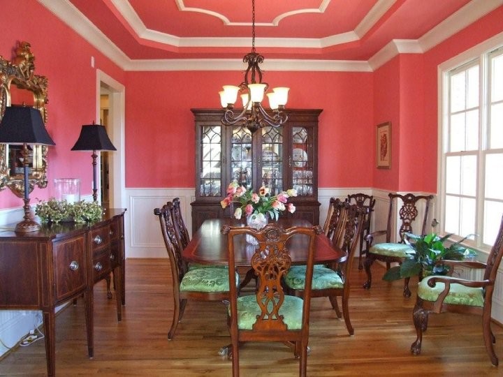 Exemple d'une salle à manger chic fermée avec un mur rose.