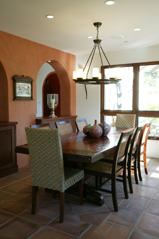 Стильный дизайн: гостиная-столовая среднего размера в средиземноморском стиле с полом из терракотовой плитки, разноцветными стенами и красным полом без камина - последний тренд