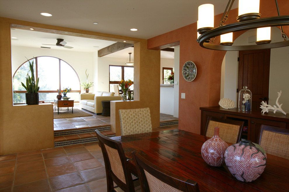 Стильный дизайн: гостиная-столовая среднего размера в средиземноморском стиле с разноцветными стенами, полом из терракотовой плитки и красным полом без камина - последний тренд