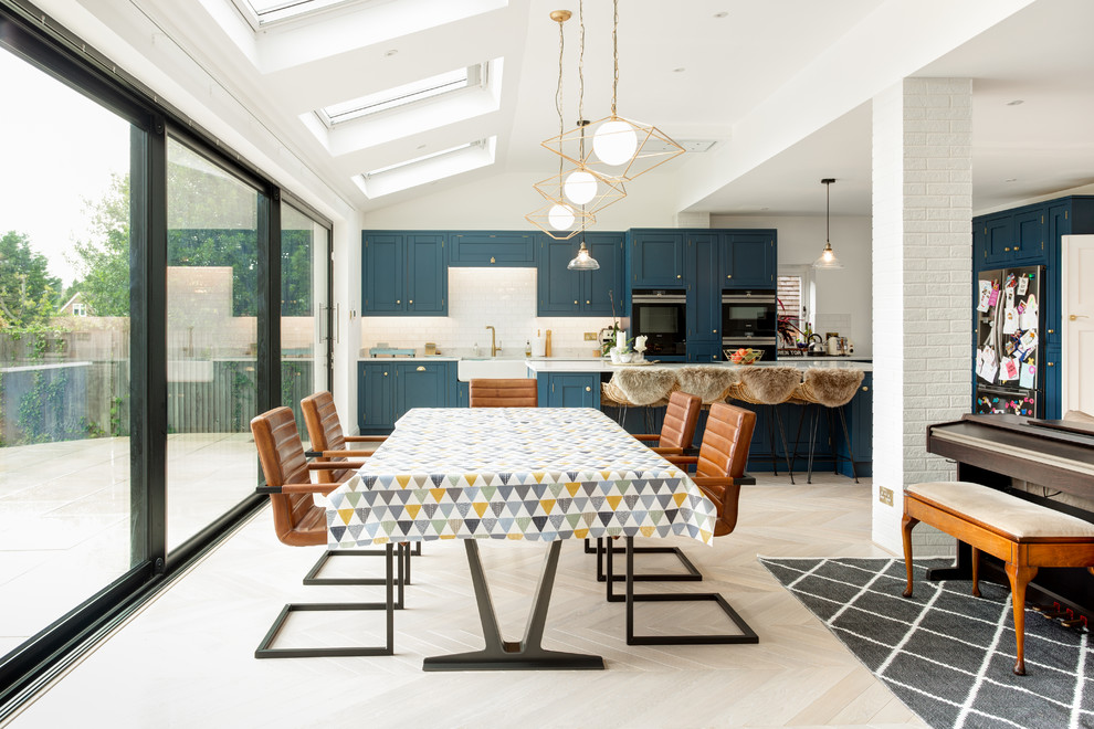 Esempio di una grande sala da pranzo aperta verso la cucina minimal con pavimento bianco, pareti bianche e parquet chiaro