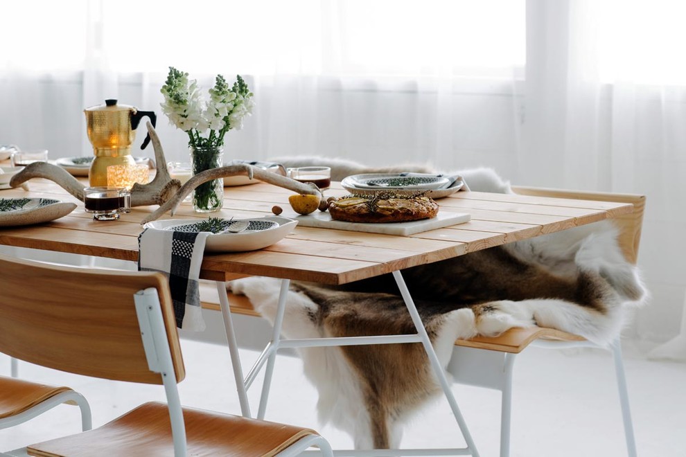 Ispirazione per una sala da pranzo scandinava di medie dimensioni con pareti bianche e pavimento in cemento