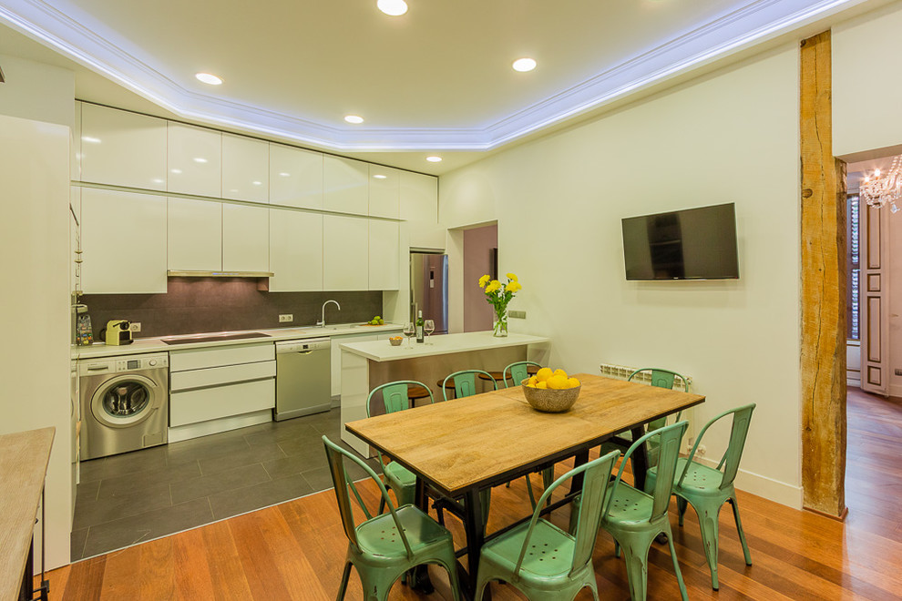 Стильный дизайн: кухня-столовая среднего размера в стиле фьюжн с белыми стенами и паркетным полом среднего тона без камина - последний тренд