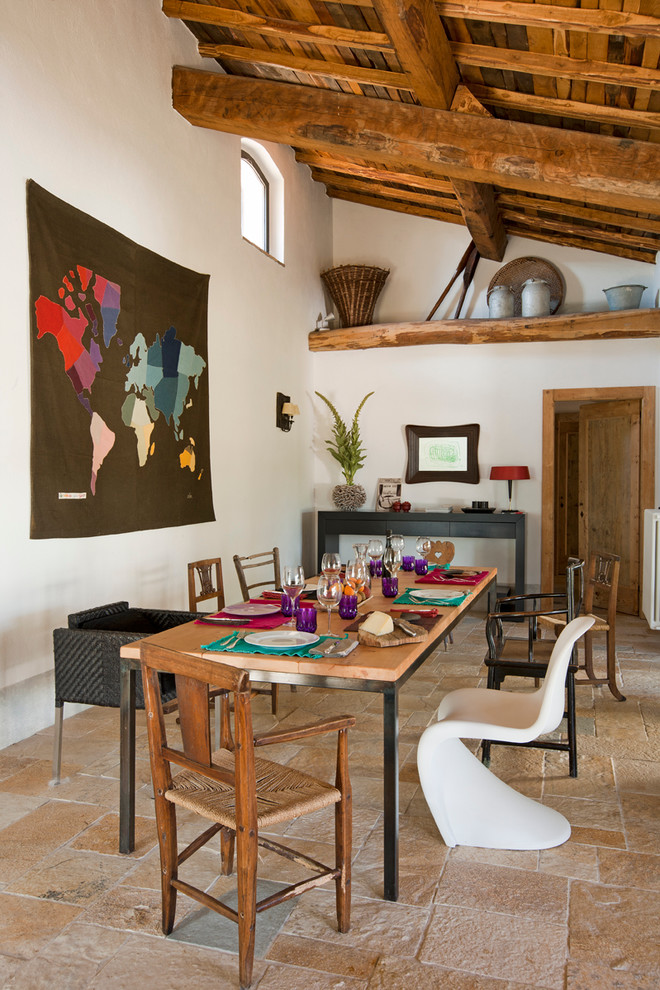 Exemple d'une salle à manger méditerranéenne de taille moyenne avec un mur blanc.