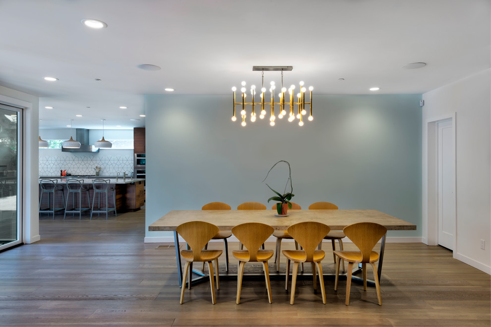 Idee per una sala da pranzo aperta verso la cucina contemporanea di medie dimensioni con parquet chiaro, pavimento beige e pareti multicolore
