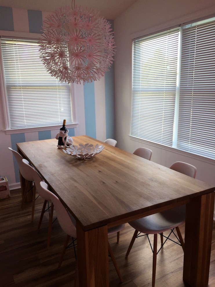 Immagine di una sala da pranzo aperta verso la cucina costiera con pavimento in vinile e pavimento marrone