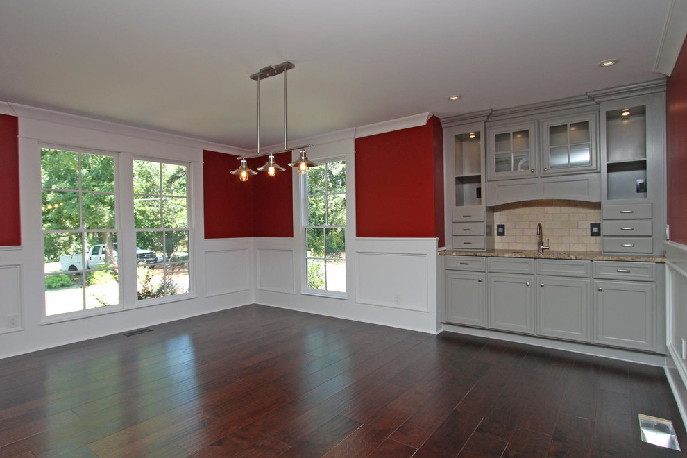 Пример оригинального дизайна: отдельная столовая среднего размера в классическом стиле с красными стенами, темным паркетным полом и коричневым полом без камина
