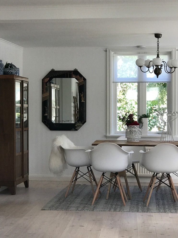 На фото: кухня-столовая среднего размера в скандинавском стиле с серыми стенами, светлым паркетным полом, угловым камином, фасадом камина из бетона и белым полом с