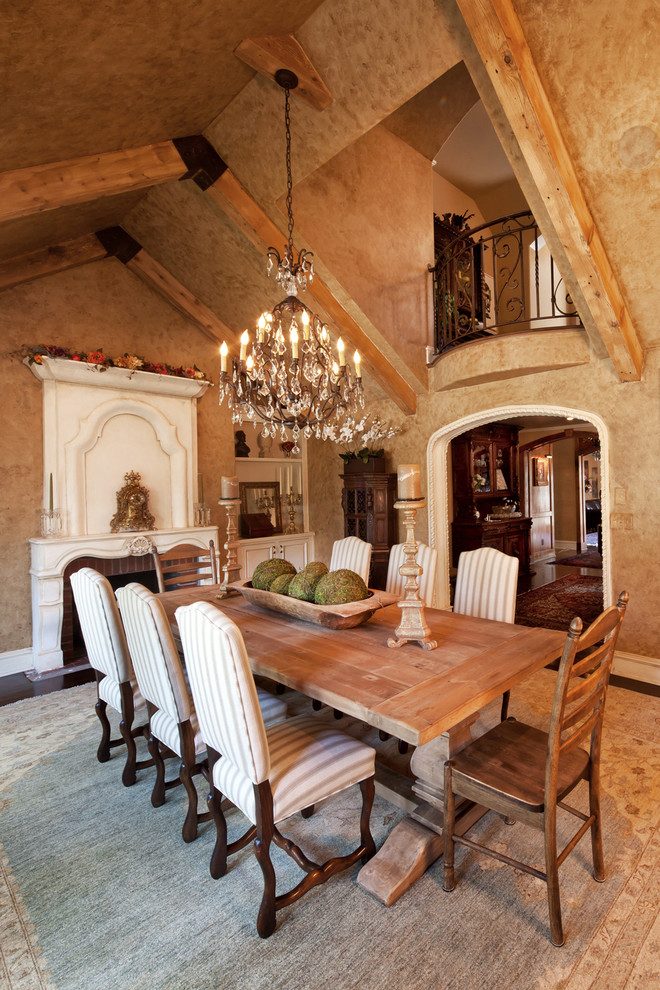 Foto di una sala da pranzo classica chiusa con pareti beige e camino classico