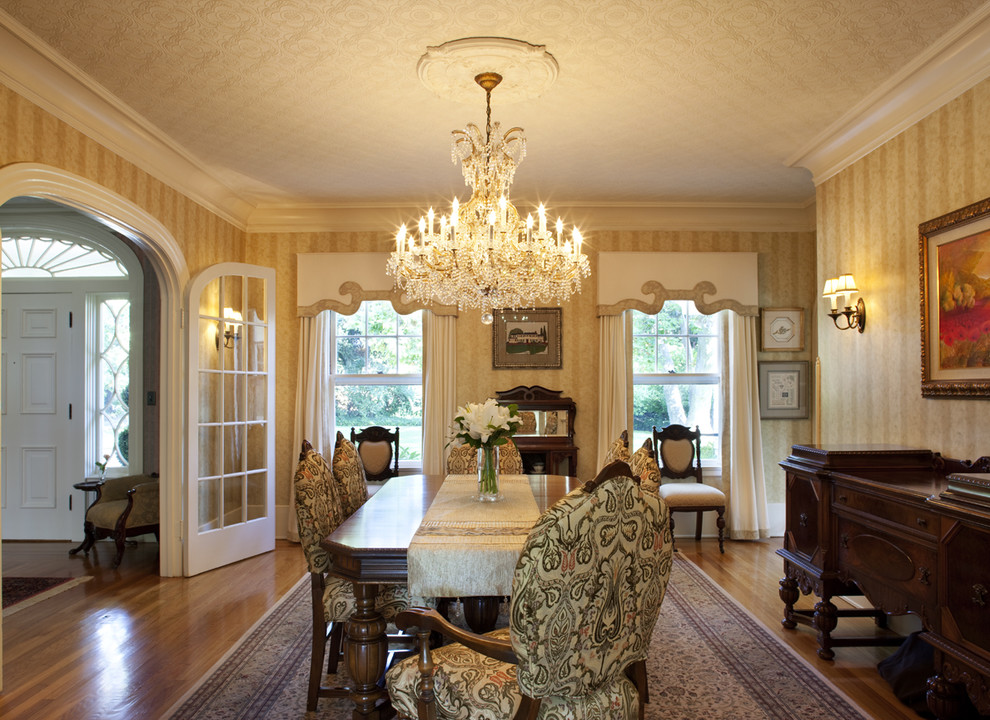 Inspiration for a timeless dining room remodel in San Francisco