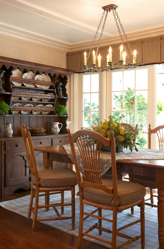 Cette image montre une salle à manger ouverte sur la cuisine rustique de taille moyenne avec un sol en bois brun, un mur blanc et aucune cheminée.