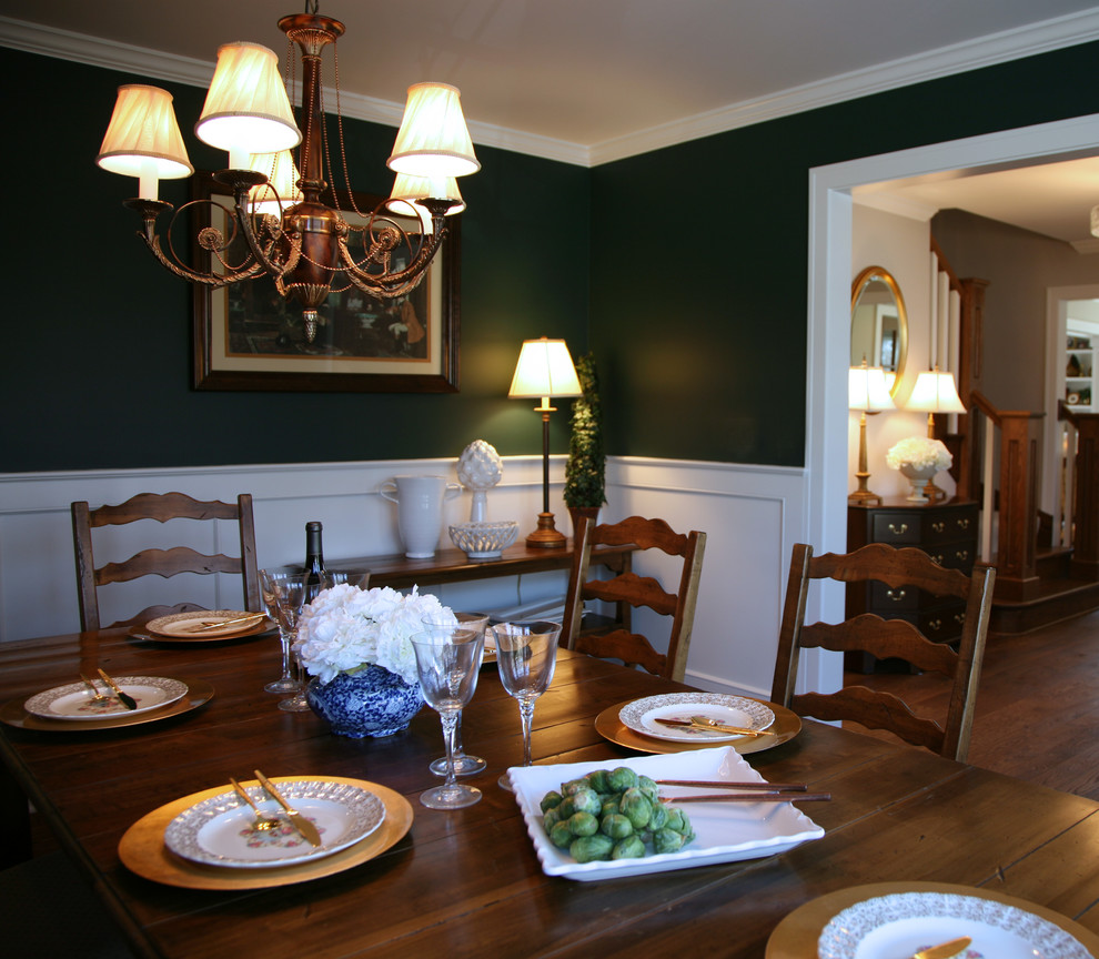 Ispirazione per una sala da pranzo tradizionale chiusa e di medie dimensioni con pareti verdi e pavimento in legno massello medio
