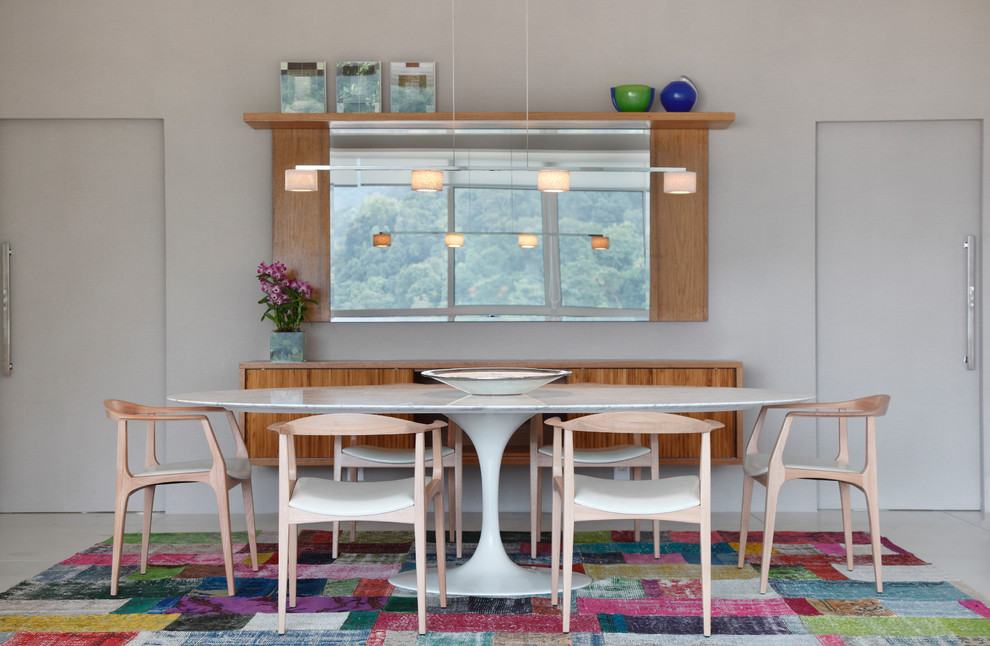 Esempio di una sala da pranzo minimalista con pareti bianche e nessun camino