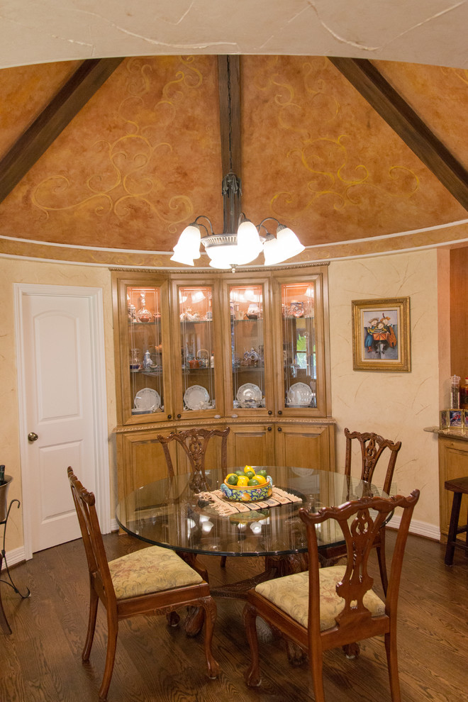 Esempio di una piccola sala da pranzo aperta verso il soggiorno classica con pareti beige, parquet scuro, nessun camino e pavimento marrone