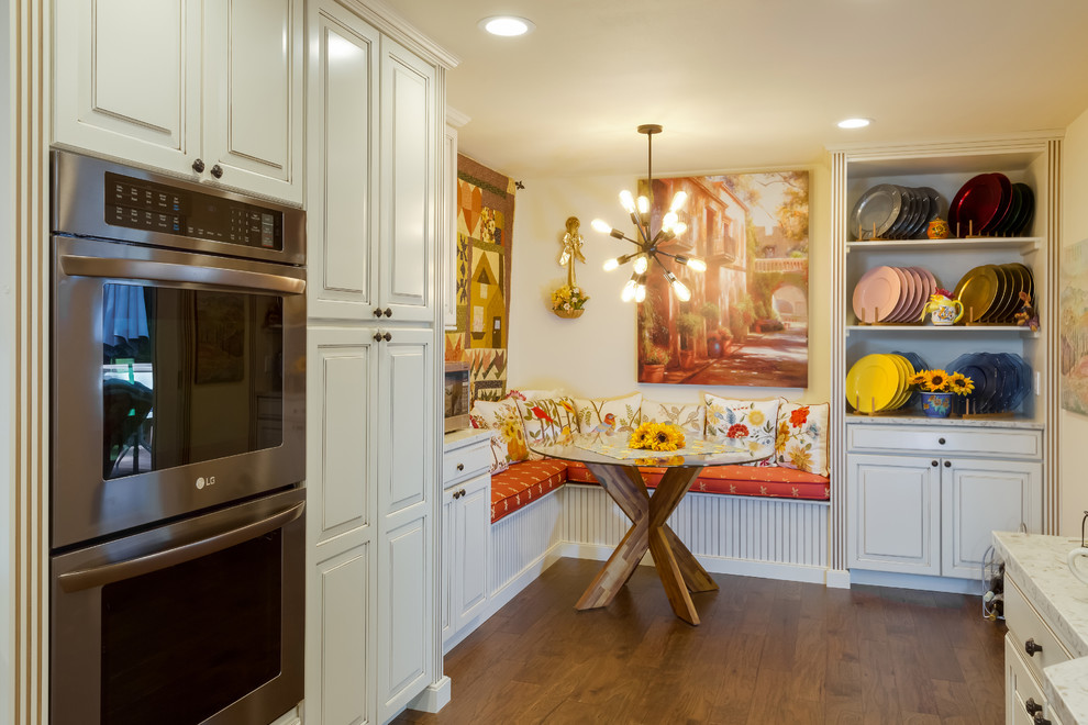 Стильный дизайн: кухня-столовая в стиле модернизм с бежевыми стенами, паркетным полом среднего тона и коричневым полом - последний тренд