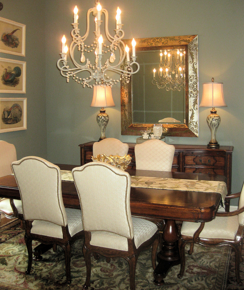 Пример оригинального дизайна: отдельная столовая среднего размера в стиле неоклассика (современная классика) с зелеными стенами и ковровым покрытием без камина