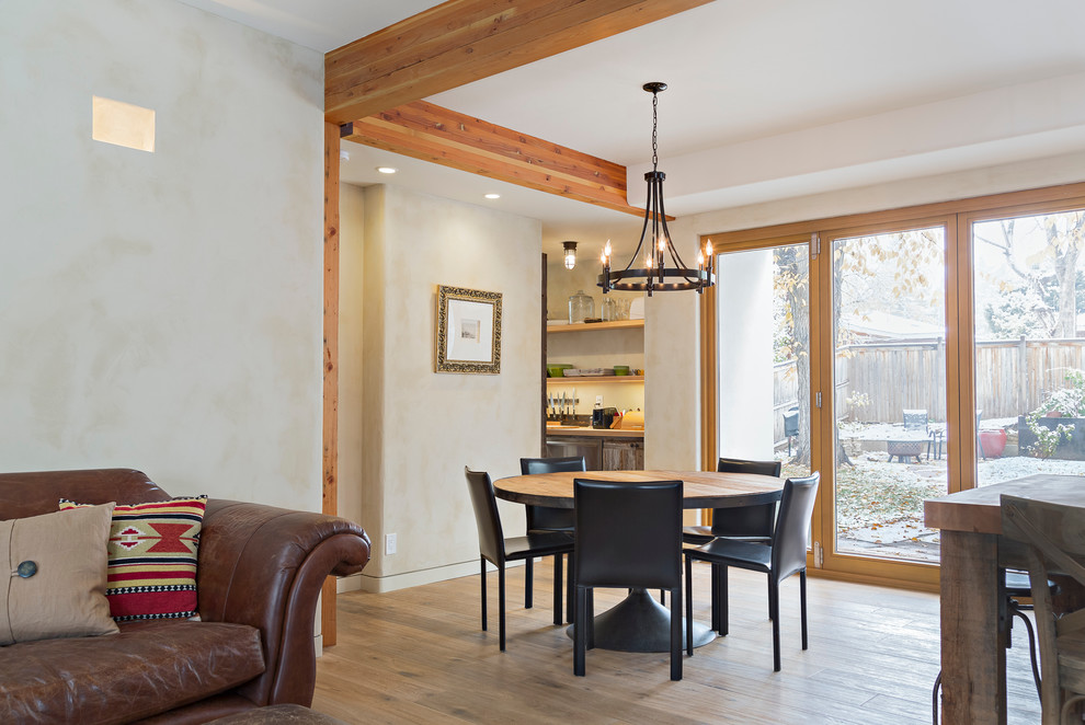 Esempio di una sala da pranzo aperta verso il soggiorno american style di medie dimensioni con pareti beige, parquet chiaro e pavimento beige