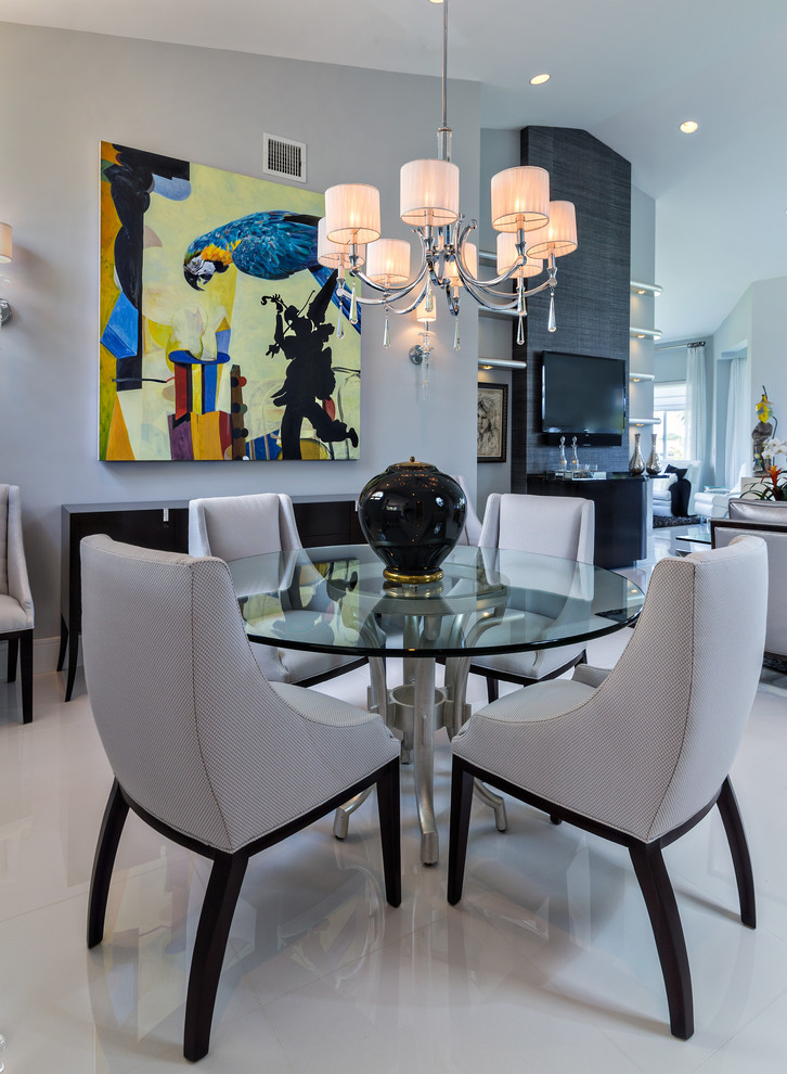 Cette image montre une salle à manger ouverte sur le salon design avec un mur gris.