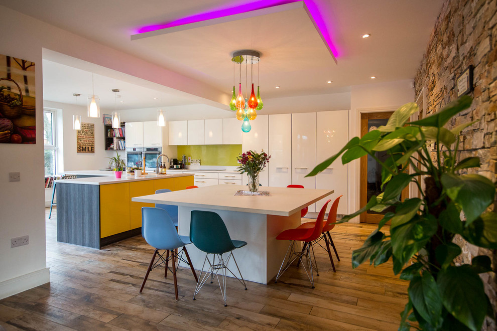 Eklektische Wohnküche mit braunem Holzboden und beigem Boden in Cork