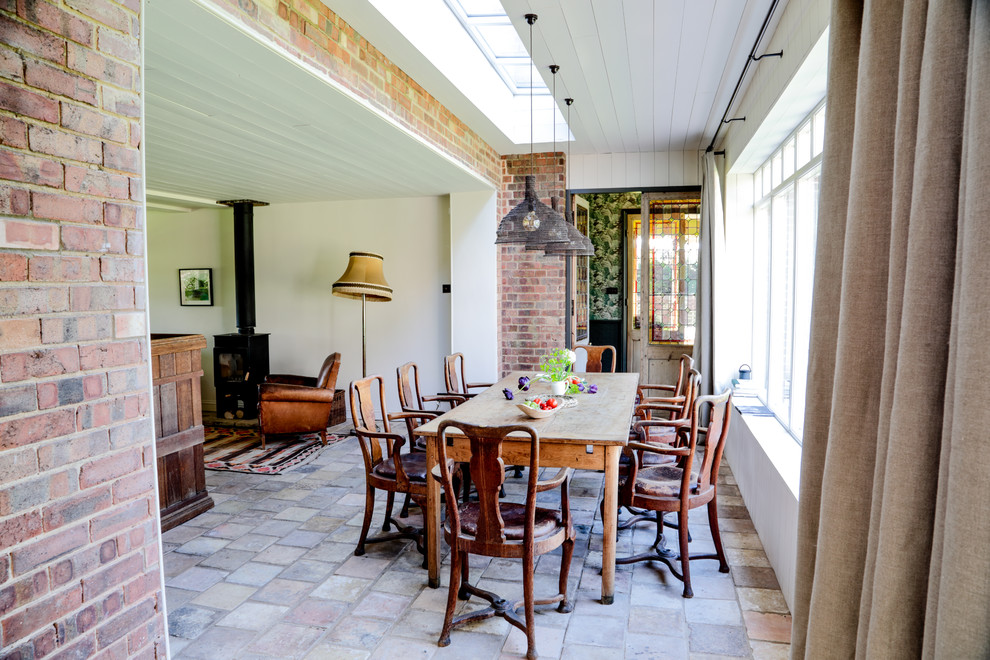 Foto di una sala da pranzo aperta verso il soggiorno country con pavimento beige
