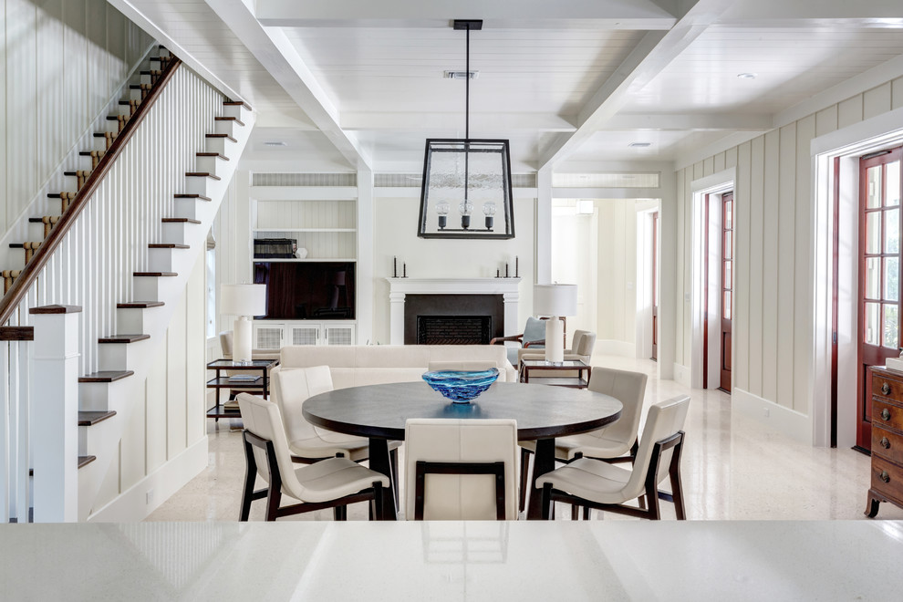 Источник вдохновения для домашнего уюта: гостиная-столовая среднего размера в морском стиле с белыми стенами, бетонным полом, стандартным камином, фасадом камина из бетона и белым полом