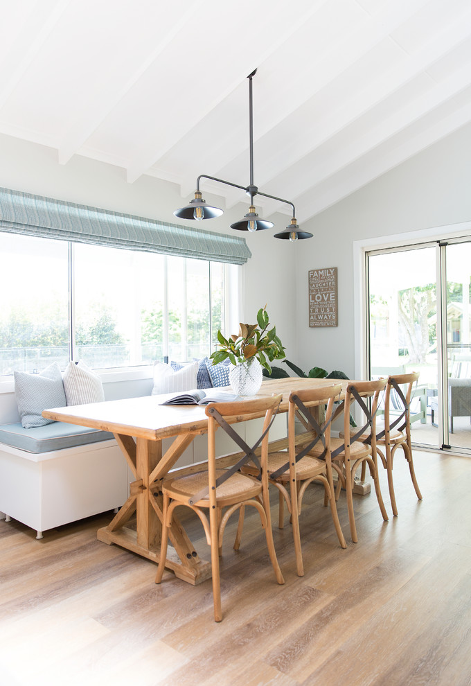 Landhausstil Wohnküche mit grauer Wandfarbe, Vinylboden und braunem Boden in Gold Coast - Tweed