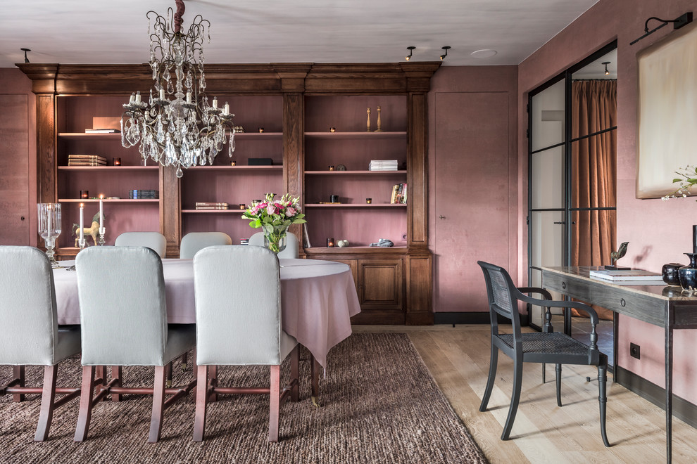 Réalisation d'une salle à manger victorienne fermée avec un mur rose, parquet clair et un sol beige.