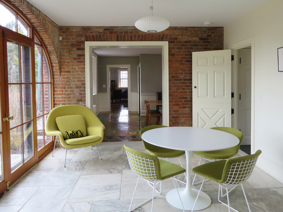 Свежая идея для дизайна: маленькая кухня-столовая в современном стиле с белыми стенами и мраморным полом без камина для на участке и в саду - отличное фото интерьера