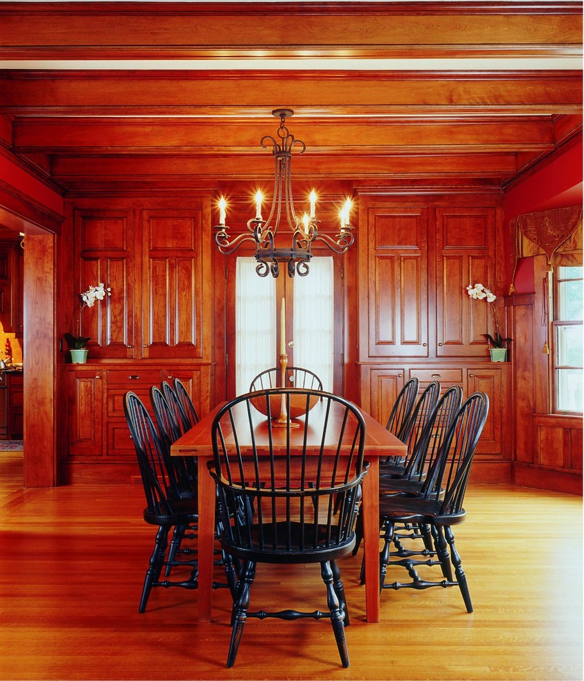 Geräumiges Klassisches Esszimmer mit braunem Holzboden in Boston