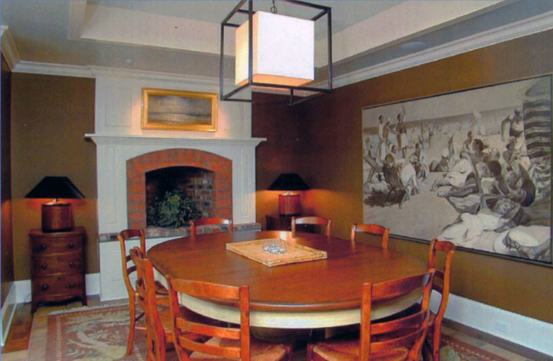 На фото: отдельная столовая среднего размера в классическом стиле с коричневыми стенами, стандартным камином и фасадом камина из кирпича с