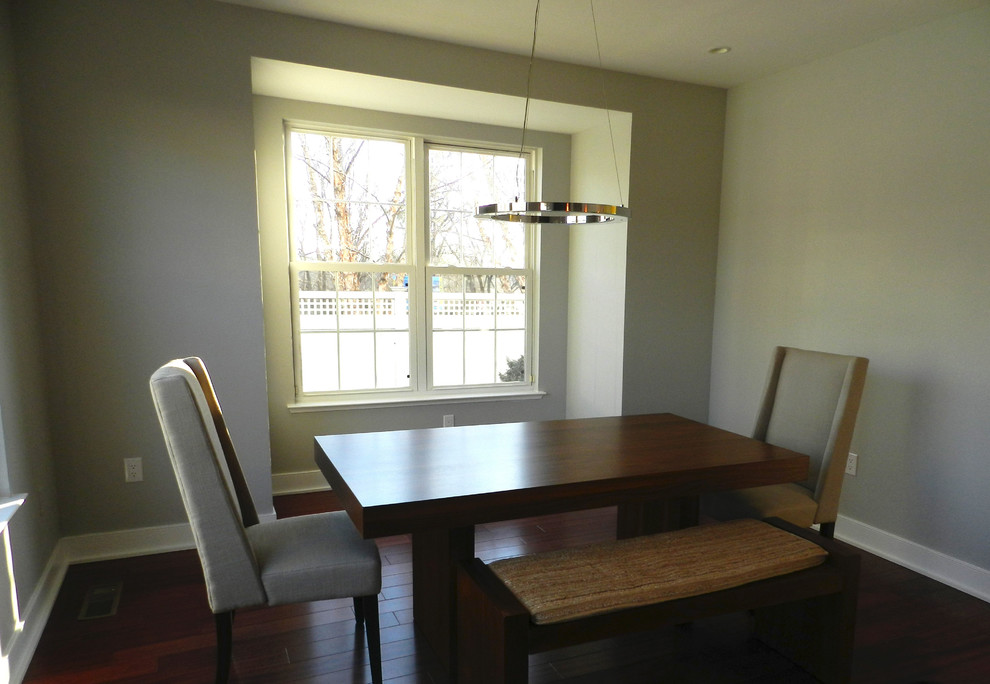 На фото: кухня-столовая среднего размера в стиле модернизм с серыми стенами и паркетным полом среднего тона без камина