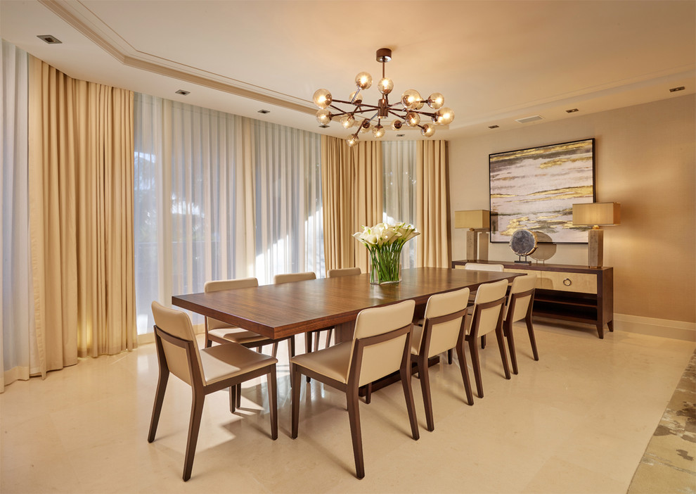Idee per una grande sala da pranzo minimalista con pareti beige e pavimento in marmo