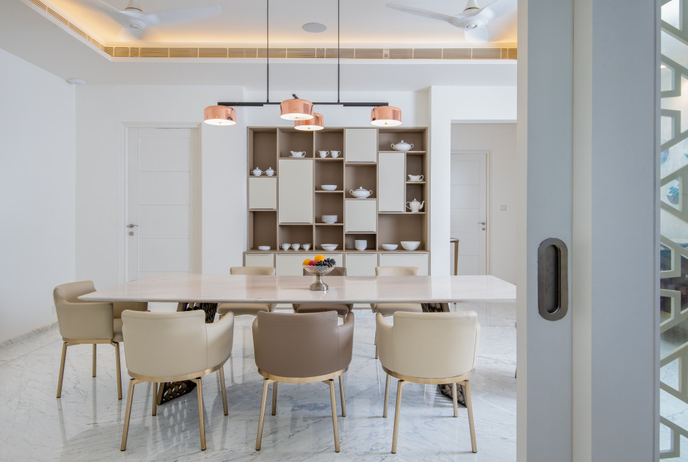Idee per una sala da pranzo minimal con pareti bianche, pavimento grigio e soffitto ribassato