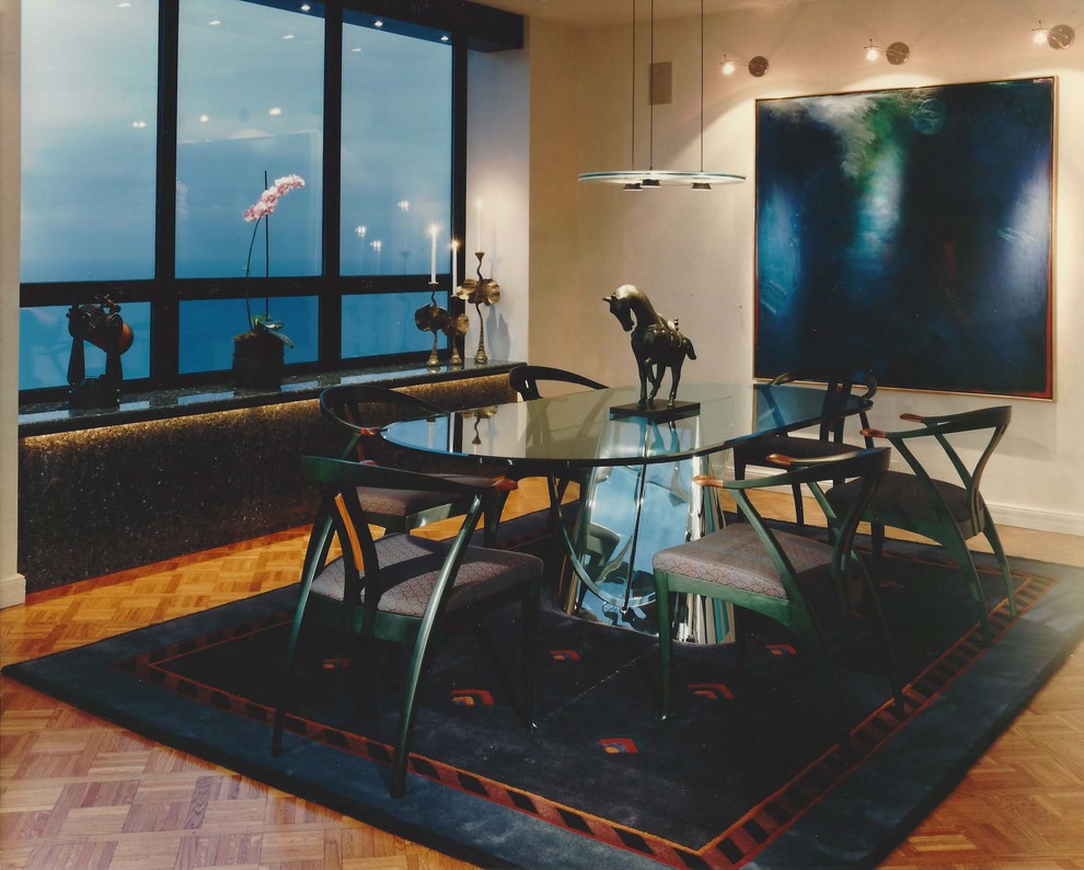 Geschlossenes, Mittelgroßes Modernes Esszimmer ohne Kamin mit beiger Wandfarbe und braunem Holzboden in Chicago