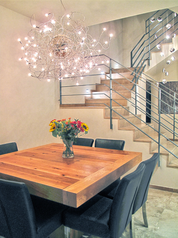 Foto di una sala da pranzo aperta verso la cucina design di medie dimensioni con pavimento in marmo e pavimento beige