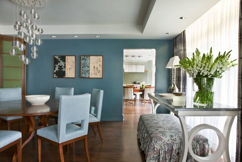 Inspiration pour une grande salle à manger minimaliste avec un mur bleu et parquet foncé.
