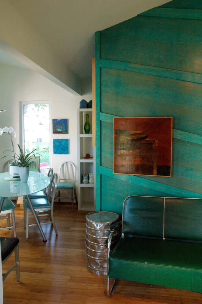 Kleine Moderne Wohnküche mit blauer Wandfarbe und Bambusparkett in Indianapolis