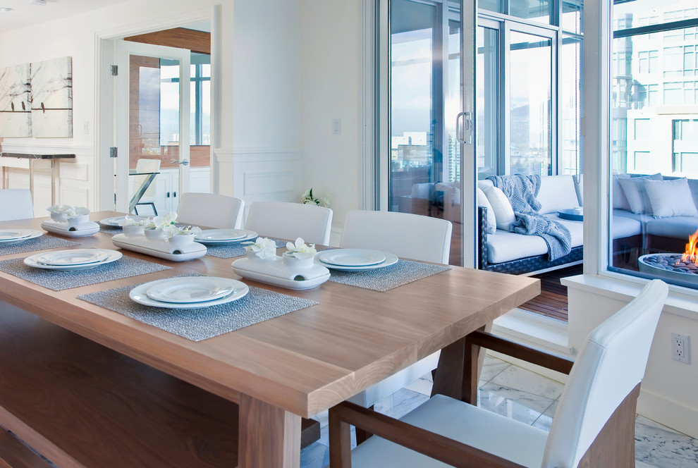 Modelo de comedor de cocina contemporáneo con paredes blancas