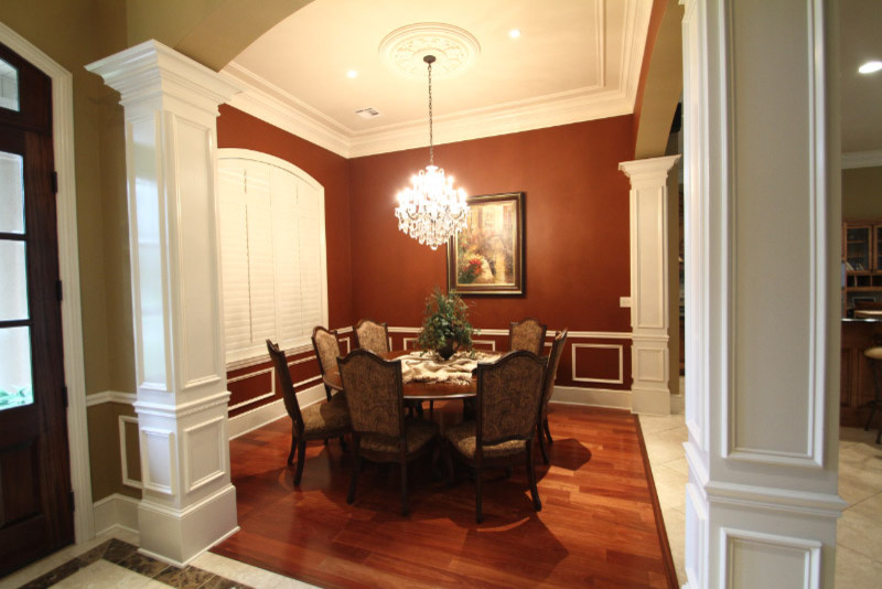 Inspiration pour une salle à manger ouverte sur la cuisine traditionnelle de taille moyenne avec un sol en bois brun.