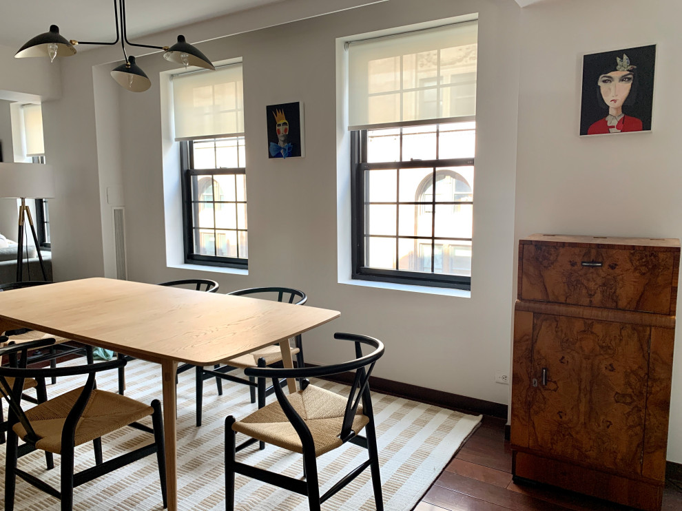 Immagine di una sala da pranzo aperta verso la cucina moderna di medie dimensioni con pareti bianche, parquet scuro, camino classico, cornice del camino in mattoni e pavimento marrone