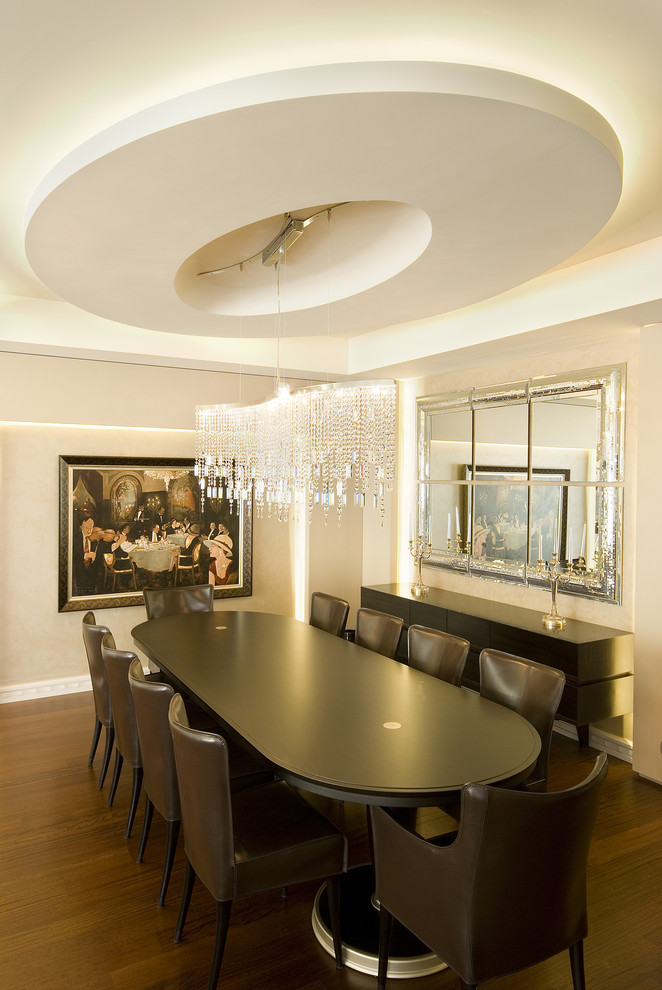 Aménagement d'une salle à manger contemporaine avec un mur beige et parquet foncé.