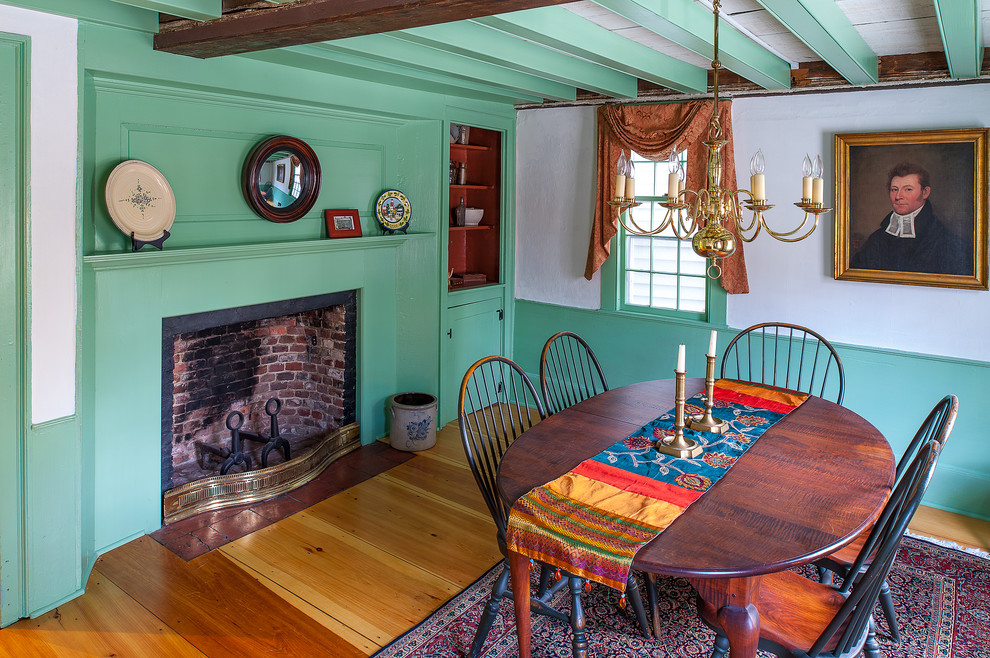 Foto di una sala da pranzo classica con pareti verdi e pavimento in legno massello medio