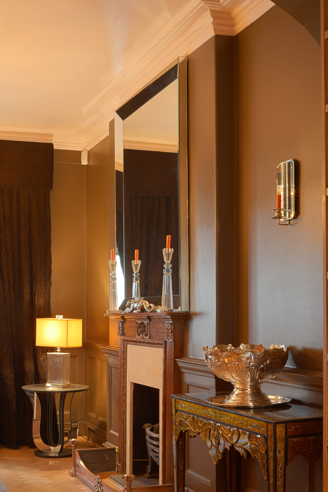 Foto di una piccola sala da pranzo aperta verso la cucina bohémian con pareti marroni e pavimento in legno massello medio