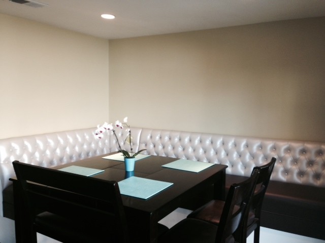 Idées déco pour une salle à manger ouverte sur la cuisine contemporaine de taille moyenne avec un mur blanc.