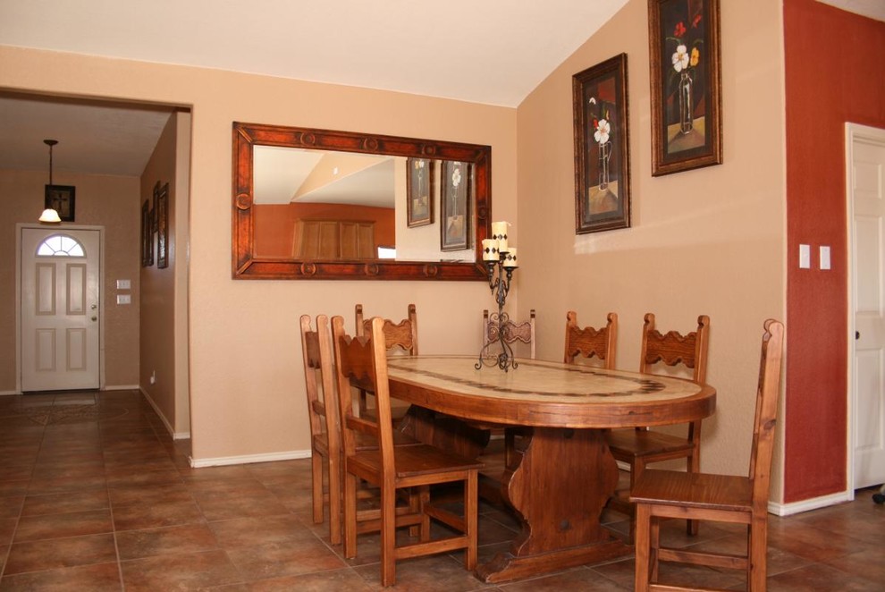 Foto på en mellanstor matplats, med bruna väggar, en standard öppen spis och en spiselkrans i trä