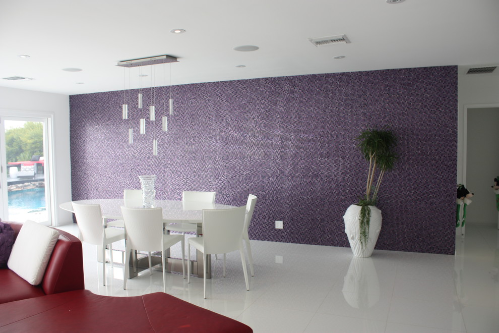 Diseño de comedor minimalista de tamaño medio con paredes púrpuras, suelo de baldosas de porcelana y suelo blanco