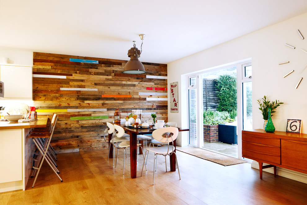 Inspiration pour une très grande salle à manger ouverte sur le salon nordique avec un mur multicolore et un sol en bois brun.
