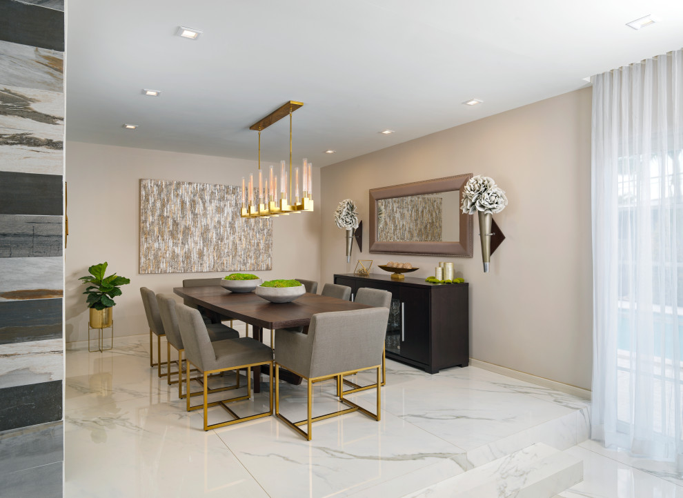 Geschlossenes, Mittelgroßes Modernes Esszimmer mit beiger Wandfarbe, Marmorboden und weißem Boden in Miami