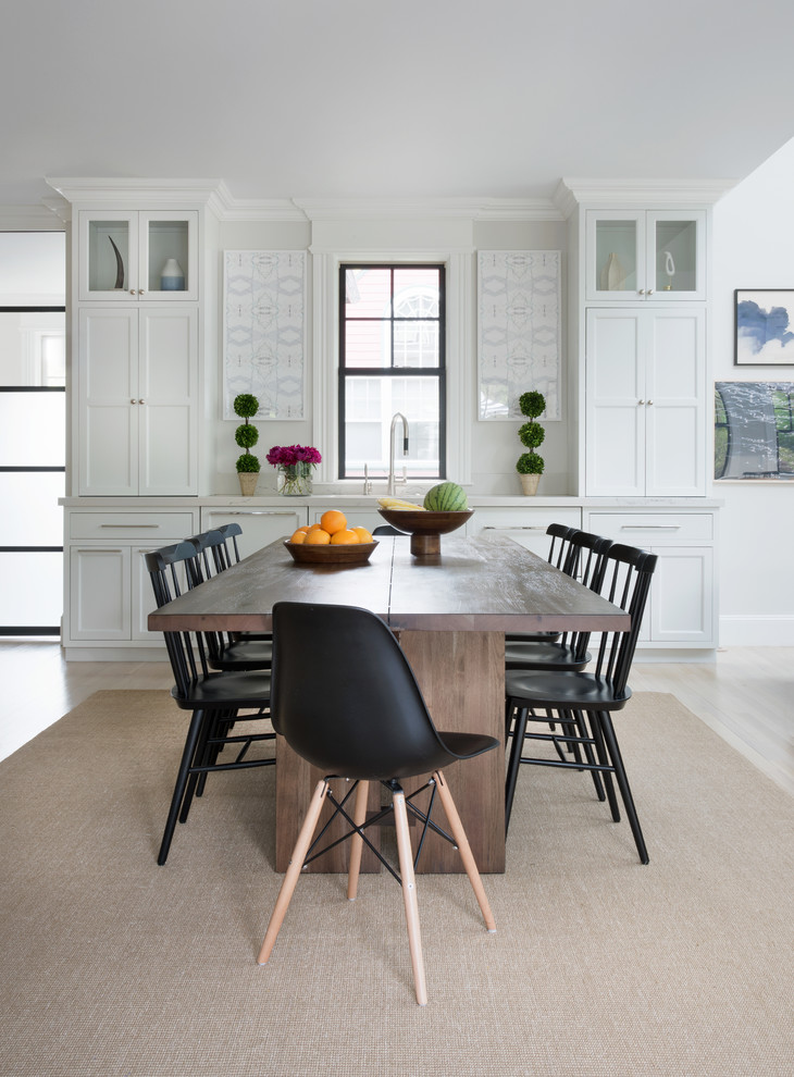 Idée de décoration pour une salle à manger ouverte sur le salon tradition avec un mur blanc, parquet clair et un sol beige.
