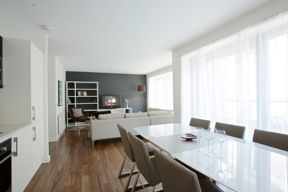 Idées déco pour une petite salle à manger ouverte sur la cuisine contemporaine avec un mur blanc, parquet clair et un sol gris.