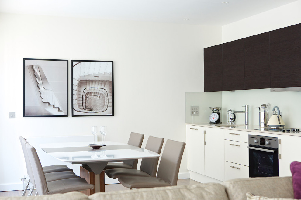Idées déco pour une petite salle à manger ouverte sur la cuisine contemporaine avec un mur blanc, parquet clair et un sol gris.